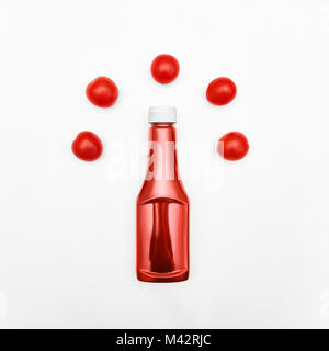 Mise à plat de ketchup bouteille de ketchup est située entre les tomates cerises juteuses maquette Photo pour la publicité et de l'espace pour texte en vue d'en haut Banque D'Images