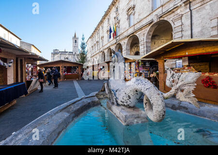 Ascoli Piceno, Marches, Italie centrale, Europe. Piazza Arringo et la cathédrale de Saint Emidio en arrière-plan. Banque D'Images