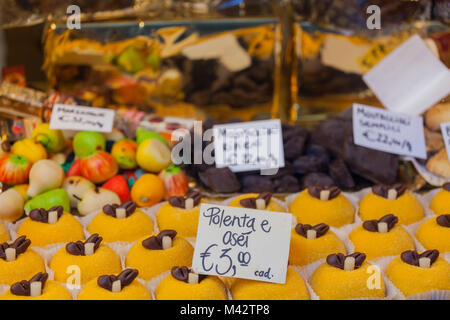 Bergame, Lombardie, Italie. La polenta e osei, un dessert typique Banque D'Images