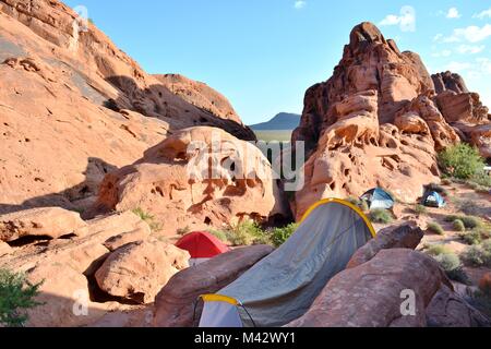 Camping dans le grès dans la Vallée de Feu State Park, Nevada Banque D'Images