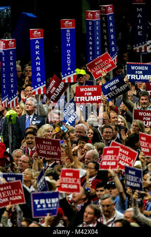 Cleveland, Ohio, USA, le 21 juillet, 2016 délégués provenant de divers États détiennent des panneaux à l'appui du candidat à la présidence l'atout de Donald à la Convention nationale du parti républicain dans l'Arène de Quicken. Banque D'Images