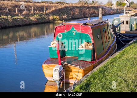 Petit bateau à basse altitude amarré au canal Kennet et Avon, Wiltshire, Angleterre, Royaume-Uni Banque D'Images