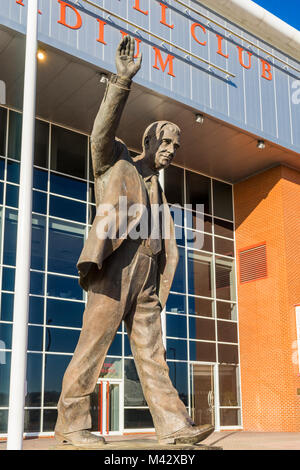 Le Ted Bates statue en dehors de Southampton Football Club Saint Mary's Stadium, Southampton, England, UK Banque D'Images