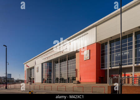 Façade avant du stade de football St. Mary's stade home of Southampton Football Club - vue sur la rue depuis Britannia Road, Northam, Southampton, Angleterre, Royaume-Uni Banque D'Images
