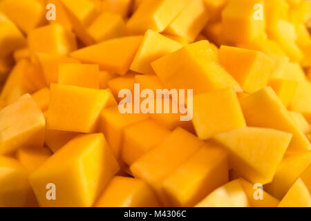 Courge butternut haché ressemble à la texture et la couleur de la mangue Banque D'Images