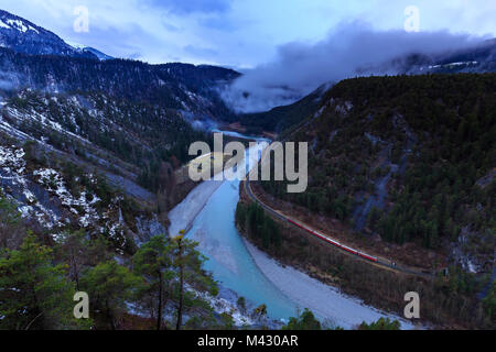 Le transit de l'Train rouge dans la gorge. Rhein(Gorge Ruinaulta), Flims, Imboden, Grisons, Suisse, Europe Banque D'Images