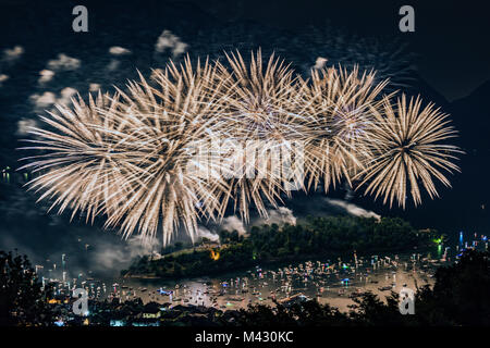 Au cours Fireworks Festival San Giovanni sur l'Isola Comacina, Sala Comacina, province de Côme, Lombardie, Italie, Europe Banque D'Images