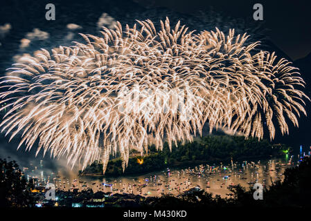 Au cours Fireworks Festival San Giovanni sur l'Isola Comacina, Sala Comacina, province de Côme, Lombardie, Italie, Europe Banque D'Images