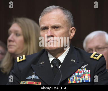 Washington, District de Columbia, Etats-Unis. Feb 13, 2018. Defense Intelligence Agency (DIA) Directeur général Robert P. Ashley, Jr., Armée des États-Unis, témoigne devant le comité du Sénat américain sur l'intelligence au cours d'une audience pour examiner les menaces à l'échelle mondiale sur la colline du Capitole à Washington, DC le Mardi, Février 13, 2018.Credit : Ron Sachs/CNP Crédit : Ron Sachs/CNP/ZUMA/Alamy Fil Live News Banque D'Images