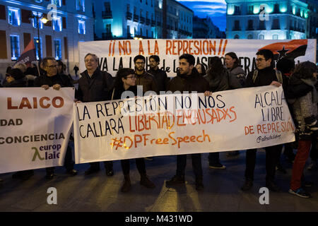 Madrid, Espagne. Feb 13, 2018. Ceux qui exigent la liberté de parole au cours d'une manifestation. En ce moment plus de 20 artistes font face à des peines de prison ou à des amendes. De nombreuses autres personnes ont été accusés pour les messages des médias sociaux. À Madrid, Espagne. Marcos crédit del Mazo/Alamy Live News Banque D'Images