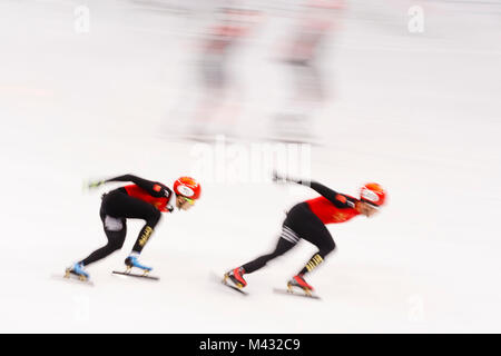 Gangneung, Corée du Sud. 14Th Nov, 2017. La Chine de l'équipe se réchauffe au cours de la Men's Patinage de vitesse courte piste 5000 m de chaleur au Jeux Olympiques d'hiver de PyeongChang 2018 à Gangneung Ice Arena le mardi 13 février 2018. Crédit : Paul Kitagaki Jr./ZUMA/Alamy Fil Live News Banque D'Images