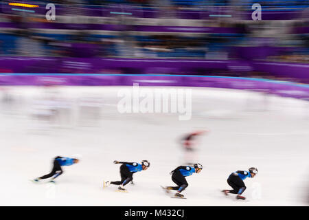 Gangneung, Corée du Sud. 14Th Nov, 2017. Kazakhstan l'équipe se réchauffe au cours de la Men's Patinage de vitesse courte piste 5000 m de chaleur au Jeux Olympiques d'hiver de PyeongChang 2018 à Gangneung Ice Arena le mardi 13 février 2018. Crédit : Paul Kitagaki Jr./ZUMA/Alamy Fil Live News Banque D'Images