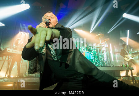 Simple Minds prendre à la scène en Barrlowlands Glasgow .Bac 2007 le 13 février 2018. Premiere le nouvel album studio, marcher entre les mondes. Glasgow Barrowland Ballroom ,:Crédit Photo Martin os (Ecosse) Crédit : Martin Bone/Alamy Live News Banque D'Images