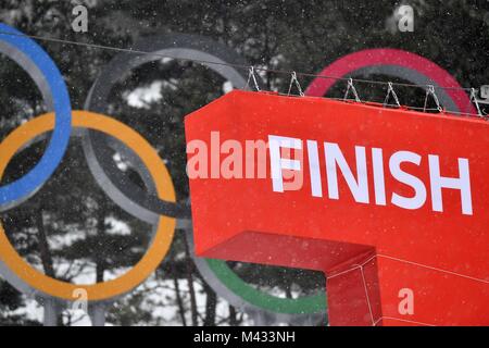 Pyeongchang, Corée du Sud. 14 Février, 2018. La ligne d'arrivée avec les anneaux olympiques. Womens Slalom. Le ski alpin. Centre alpin de Yongpyong. Jeux Olympiques d'hiver de Pyeongchang 2018. Alpensia. République de Corée. 14/02/2018. Credit : Sport en images/Alamy Live News Banque D'Images