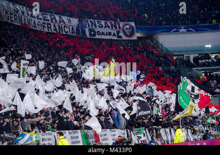 Turin, Italie. 13 Février, 2018. Les partisans de la Juventus, au cours de l'italien 'Ligue des Champions' Round de 16 Premier match de jambe entre Juventus 2-2 Tottenham Hotspur à Allianz Stadium le 13 février 2018 à Turin, en Allemagne. Credit : Maurizio Borsari/AFLO/Alamy Live News Banque D'Images