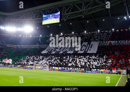 Turin, Italie. 13 Février, 2018. Les partisans de la Juventus, au cours de l'italien 'Ligue des Champions' Round de 16 Premier match de jambe entre Juventus 2-2 Tottenham Hotspur à Allianz Stadium le 13 février 2018 à Turin, en Allemagne. Credit : Maurizio Borsari/AFLO/Alamy Live News Banque D'Images