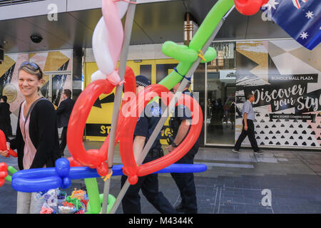 Adélaïde, Australie. Feb 14, 2018. En forme de coeur un balllon est faite par un vendeur à Rundle Mall le Jour de Valentines qui est également connu sous le nom de la fête de Saint Valentin et est traditionnellement associée à l'amour romantique et l'affection Crédit : amer ghazzal/Alamy Live News Banque D'Images