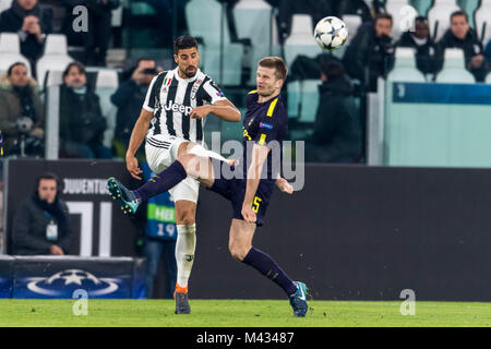 Turin, Italie. 13 Février, 2018. Sami Khedira de Juventus et Jan Vertonghen de Tottenham Hotspur F.C. au cours de l'italien 'Ligue des Champions' Round de 16 Premier match de jambe entre Juventus 2-2 Tottenham Hotspur à Allianz Stadium le 13 février 2018 à Turin, en Allemagne. Credit : Maurizio Borsari/AFLO/Alamy Live News Banque D'Images