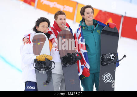 Pyeongchang, Corée du Sud. 14 Février, 2018. (L-R) Ayumu Hirano (JPN), Shaun White (USA), Scotty James 14 FÉVRIER 2018 - snowboard halfpipe Hommes : Cérémonie de fleurs au Phoenix parc de neige au cours de l'PyeongChang Jeux Olympiques d'hiver de 2018 à Pyeongchang, en Corée du Sud. Credit : Yohei Osada/AFLO SPORT/Alamy Live News Banque D'Images
