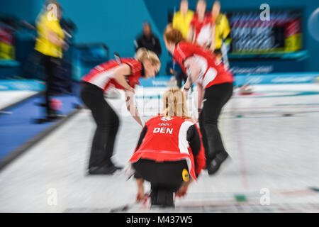 Gangneung, Corée du Sud. Feb 14, 2018. Le Danemark contre la Suède en curling au centre de curling Gangneung à Gangneung, en Corée du Sud. Ulrik Pedersen/CSM/Alamy Live News Banque D'Images