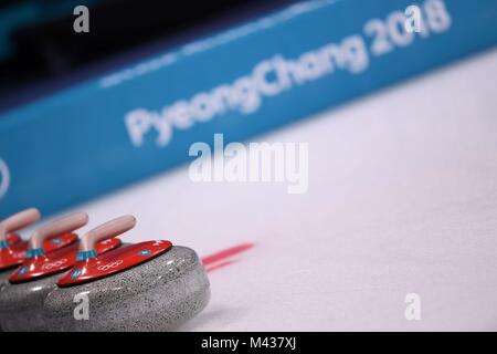 Pyeongchang, Corée du Sud. 14 Février, 2018. Des pierres. Womens le curling. Le centre de curling de Gangneung. Parc olympique de Gangneung. Jeux Olympiques d'hiver de Pyeongchang 2018. Gangneung. République de Corée. 14/02/2018. Credit : Sport en images/Alamy Live News Banque D'Images