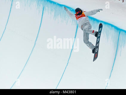 Pyeongchang, Corée du Sud. Feb 14, 2018. Shawn White, de l'USA réagit après il tombe sur son deuxième passage au cours de la Men's Snowboard half pipe finale aux Jeux Olympiques d'hiver de PyeongChang 2018 au Phoenix parc de neige le mercredi 14 février, 2018. Crédit : Paul Kitagaki Jr./ZUMA/Alamy Fil Live News Banque D'Images