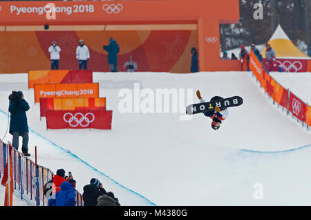 Pyeongchang, Corée du Sud. Feb 14, 2018. Ayumu Hirano du Japon fait concurrence au cours de la Men's Snowboard half pipe finale aux Jeux Olympiques d'hiver de PyeongChang 2018 au Phoenix parc de neige le mercredi 14 février, 2018. Crédit : Paul Kitagaki Jr./ZUMA/Alamy Fil Live News Banque D'Images