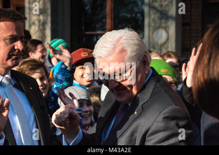 Magdeburg, Allemagne. Feb 14, 2018. Président fédéral Frank-Walter Steinmeier a parlé spontanément à des élèves du gymnase de la cathédrale de Magdebourg lorsqu'il est arrivé. Credit : Mattis Kaminer/Alamy Live News Banque D'Images