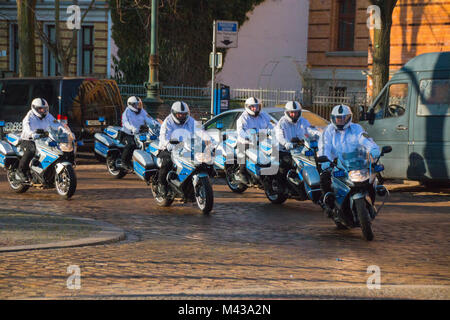 Magdeburg, Allemagne. Feb 14, 2018. Magdeburg, Allemagne - Février 14,2018 : Président fédéral Frank-Walter Steinmeier, escorte de police arrive devant la chancellerie d'État à Magdeburg. Il rend visite à l'état fédéral de la Saxe-Anhalt pendant deux jours. Credit : Mattis Kaminer/Alamy Live News Banque D'Images