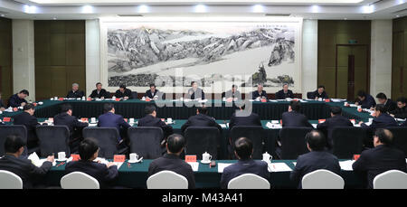 (180214) -- Chengdu, 14 février 2018 (Xinhua) -- le président chinois Xi Jinping (C, arrière), également secrétaire général du parti communiste de Chine et président du Comité central de la Commission militaire centrale, s'adresse à un colloque sur la pauvreté dans le sud-ouest de Chengdu, capitale de la province chinoise du Sichuan, le 12 février 2018. (Xinhua/Xie Huanchi) (mp) Banque D'Images