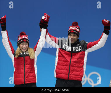 Pyeongchang, Corée du Sud. Feb 14, 2018. Kaitlyn Lawes Champion (L) et John Morris de célébrer une cérémonie de remise de médailles du Canada au cours de l'épreuve du double mixte de curling au Jeux Olympiques d'hiver de PyeongChang 2018 à l'Esplanade de Remise des médailles à PyeongChang, Corée du Sud, le 14 février, 2018. Credit : Wu Zhuang/Xinhua/Alamy Live News Banque D'Images