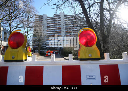 Dortmund, Allemagne. Feb 14, 2018. Les obstacles placés en face de l'immeuble évacué Hannibal II à Dortmund, en Allemagne, le 14 février 2018. L'association des locataires s'attendent à de nouvelles ordonnances judiciaires contre la fermeture complète des parties de l'immeuble de cinq mois après sa sortie d'évacuation d'incendie pour la sécurité. Credit : Ina Fassbender/dpa/Alamy Live News Banque D'Images