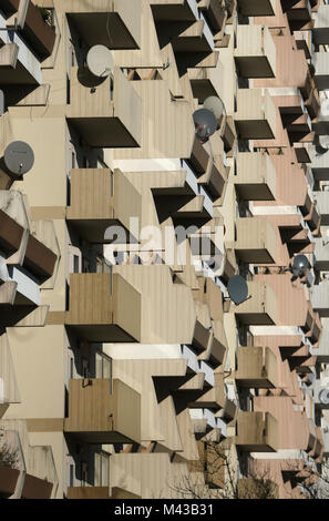 Dortmund, Allemagne. Feb 14, 2018. Photo de la façade et des balcons de l'immeuble évacué Hannibal II à Dortmund, en Allemagne, le 14 février 2018. L'association des locataires s'attendent à de nouvelles ordonnances judiciaires contre la fermeture complète des parties de l'immeuble de cinq mois après sa sortie d'évacuation d'incendie pour la sécurité. Credit : Ina Fassbender/dpa/Alamy Live News Banque D'Images