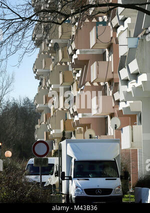 Dortmund, Allemagne. Feb 14, 2018. Transports Les véhicules garés en face de l'immeuble évacué Hannibal II à Dortmund, en Allemagne, le 14 février 2018. L'association des locataires s'attendent à de nouvelles ordonnances judiciaires contre la fermeture complète des parties de l'immeuble de cinq mois après sa sortie d'évacuation d'incendie pour la sécurité. Credit : Ina Fassbender/dpa/Alamy Live News Banque D'Images