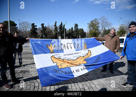 Thessalonique, Grèce. Feb 14, 2018. Des Grecs pontiques Pointic tenir un drapeau grec au cours d'une manifestation à l'extérieur de l'Hôtel de Ville. Un groupe de personnes ont manifesté devant l'hôtel de ville contre les récentes déclarations du maire de Thessalonique Yannis Boutaris, sur le débat et l'utilisation du nom ''Macédoine''. Les manifestants exigent la démission du Boutaris. Le débat est un conflit politique sur l'utilisation du nom ''Macédoine'' entre la Grèce et la République de Macédoine voisine. Credit : Giannis Papanikos/ZUMA/Alamy Fil Live News Banque D'Images