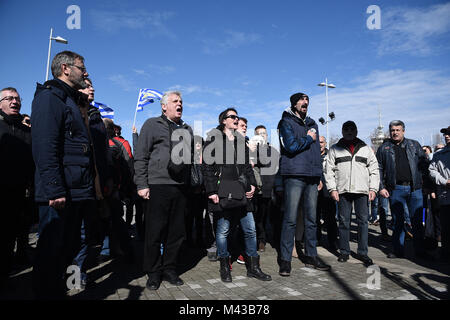 Thessalonique, Grèce. Feb 14, 2018. Les gens chantent l'hymne national grec au cours d'une manifestation à l'extérieur de l'Hôtel de Ville. Un groupe de personnes ont manifesté devant l'hôtel de ville contre les récentes déclarations du maire de Thessalonique Yannis Boutaris, sur le débat et l'utilisation du nom ''Macédoine''. Les manifestants exigent la démission du Boutaris. Le débat est un conflit politique sur l'utilisation du nom ''Macédoine'' entre la Grèce et la République de Macédoine voisine. Credit : Giannis Papanikos/ZUMA/Alamy Fil Live News Banque D'Images