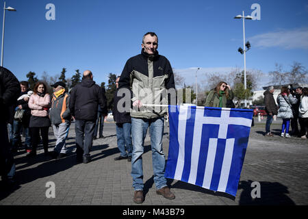 Thessalonique, Grèce. Feb 14, 2018. Un homme détient un drapeau grec au cours d'une manifestation à l'extérieur de l'Hôtel de Ville. Un groupe de personnes ont manifesté devant l'hôtel de ville contre les récentes déclarations du maire de Thessalonique Yannis Boutaris, sur le débat et l'utilisation du nom ''Macédoine''. Les manifestants exigent la démission du Boutaris. Le débat est un conflit politique sur l'utilisation du nom ''Macédoine'' entre la Grèce et la République de Macédoine voisine. Credit : Giannis Papanikos/ZUMA/Alamy Fil Live News Banque D'Images