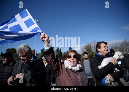 Thessalonique, Grèce. Feb 14, 2018. Une femme vagues un drapeau grec au cours d'une manifestation à l'extérieur de l'Hôtel de Ville. Un groupe de personnes ont manifesté devant l'hôtel de ville contre les récentes déclarations du maire de Thessalonique Yannis Boutaris, sur le débat et l'utilisation du nom ''Macédoine''. Les manifestants exigent la démission du Boutaris. Le débat est un conflit politique sur l'utilisation du nom ''Macédoine'' entre la Grèce et la République de Macédoine voisine. Credit : Giannis Papanikos/ZUMA/Alamy Fil Live News Banque D'Images