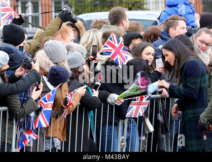 Mme Meghan Markle arrivent à l'Esplanade en face de l'Edinburgh Castle à Édimbourg, le 13 février 2018, sur leur visite conjointe de l'Écosse Photo : Albert Nieboer / Pays-Bas / Point de vue - pas de câble · SERVICE Photo : Albert Nieboer/Royal Press Europe/PRE Banque D'Images