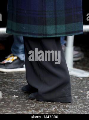 Mme Meghan Markle (pantalon) arriver à l'Esplanade en face de l'Edinburgh Castle à Édimbourg, le 13 février 2018, sur leur visite conjointe de l'Écosse Photo : Albert Nieboer / Pays-Bas / Point de vue - pas de câble · SERVICE Photo : Albert Nieboer/Royal Press Europe/PRE Banque D'Images