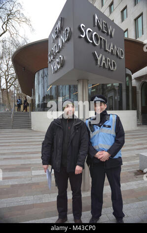 Londres, Royaume-Uni. 14 Février, 2018. nouvelle Scotland yard , communiqué , par la défense de l'Afrin kurde contact Zagrosi Zerdest . plate-forme . De nombreux kurdes basé à Londres à long terme ont été soumis et à long terme et disproportionnée par harrasment intelligence services, à savoir le mi5 . Les récentes manifestations où marquée par la violence. L'atmosphère de la communauté que le Royaume-Uni sont maintenant également mise en miroir l'intolérance de la Turquie . La pétition a été présenté à la police à Scotland Yard Crédit : Philip Robins/Alamy Live News Banque D'Images