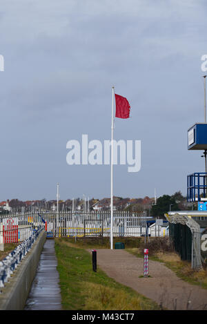 Ministère de la Défense portée de tir à Shoeburyness. Les drapeaux rouges ont été arborés pour signaler les tirs réels Banque D'Images