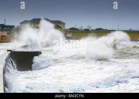 L'Ayrshire, Prestwick, UK. 14 Février, 2018. Une forte tempête cause haute mer et vagues et la promenade près du Club de voile de l'inondation de Prestwick. Les prévisions météo plus de mauvais temps à venir dans les prochains jours. Credit : Findlay/Alamy Live News Banque D'Images