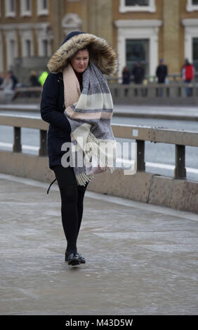 London,UK,14 février 2018, les gens à pied à travers le pont de Londres en dépit des conditions très humides et venteux©Keith Larby/Alamy Live News Banque D'Images