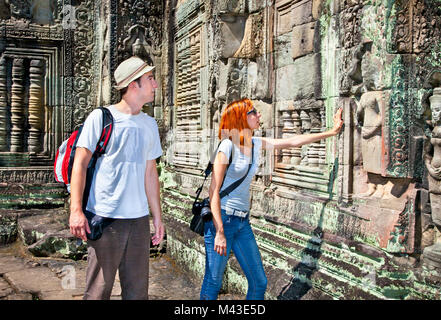 Beau jeune couple à Angkor Wat temple complexe, près de Siem Reap, au Cambodge. Banque D'Images