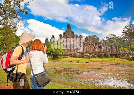 Couple au Prasat temple Bayon, Angkor Thom, près de Siem Reap, au Cambodge. Banque D'Images