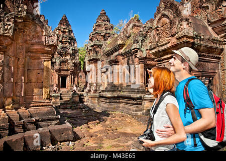 Beau jeune couple au temple de Banteay Srei, appelé temple de la femme, en grès rose. Complexe d'Angkor Wat, au Cambodge. Banque D'Images