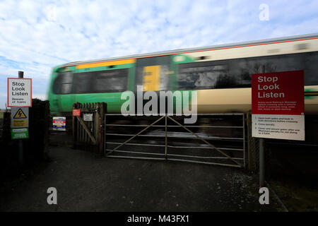 Southern Rail train un passage à niveau sans pilote, Arundel, Sussex, England, UK Banque D'Images