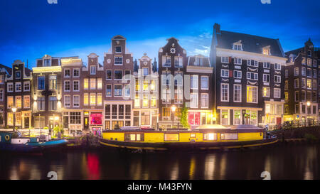 River, les canaux et les vieilles maisons traditionnelles Amsterdam Banque D'Images