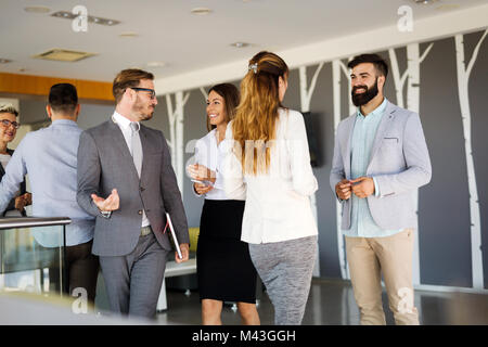 Photo des collègues d'affaires talking in office Banque D'Images